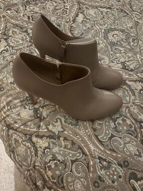 NWOT Ann Taylor ankle booties size 10